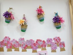 壁飾りの花篭と紙の花