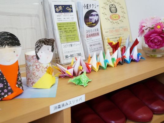 情報と折り鶴の受付