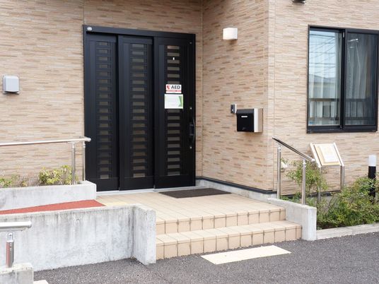 入口とAED設置示す壁面