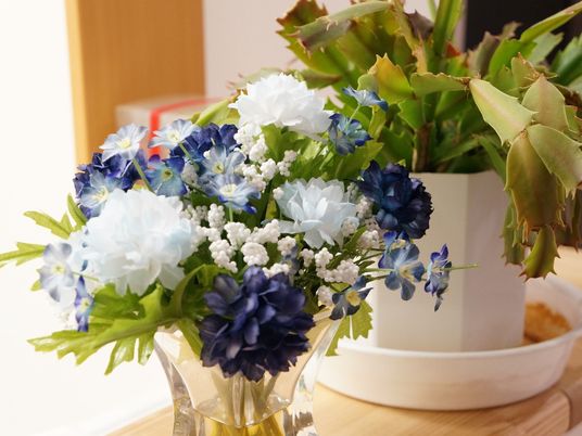 明るい花と観葉植物