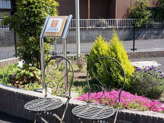 看板とベンチの中庭