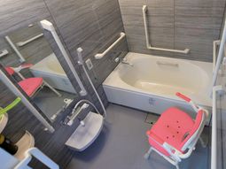 バリアフリー設計の浴室