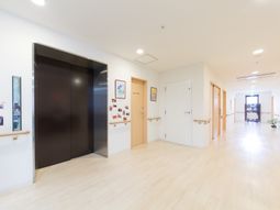 廊下の明るいイメージ