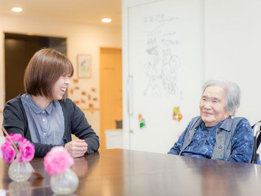 笑顔で対話する居室