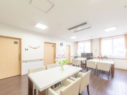 清潔な広々とした多目的室