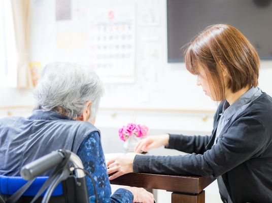 介護の手を差し伸べるシーン
