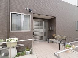 玄関前のベンチと緑