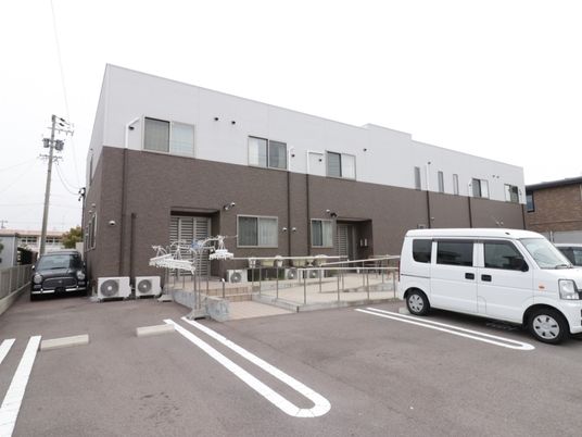 白と茶色の建物外観