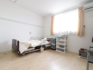 明るい個室の居室
