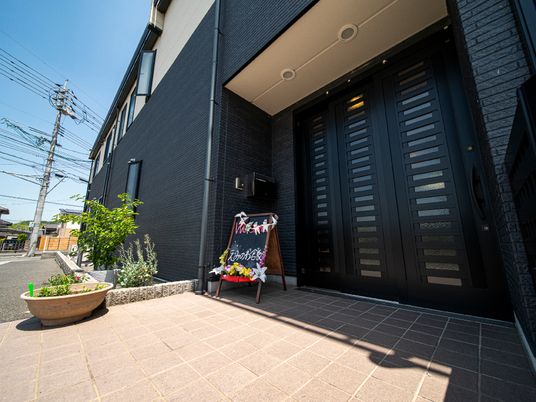 モダンな建物の入口