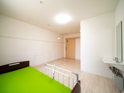 明るい居室の一部