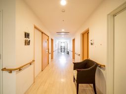 明るく清潔な廊下