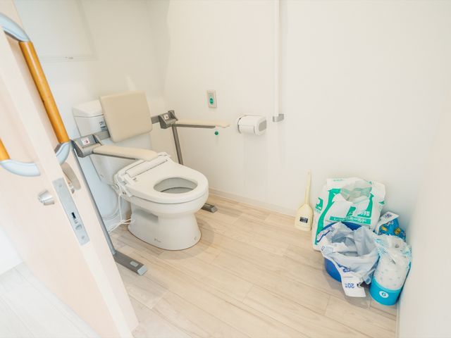 バリアフリー設計のトイレ トイレ 手すり付きで安全性を考慮したトイレです。清潔感があり、安心してご使用いただける環境が整っています。