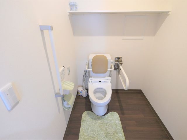 バリアフリートイレ設備 トイレ 手すり付きの広々としたトイレです。安全と利用のしやすさを考慮したデザインで、すべての方が快適にお使いいただけます。