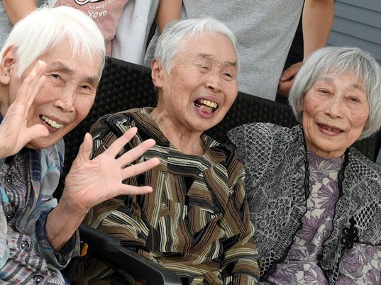 笑顔の高齢者三人組