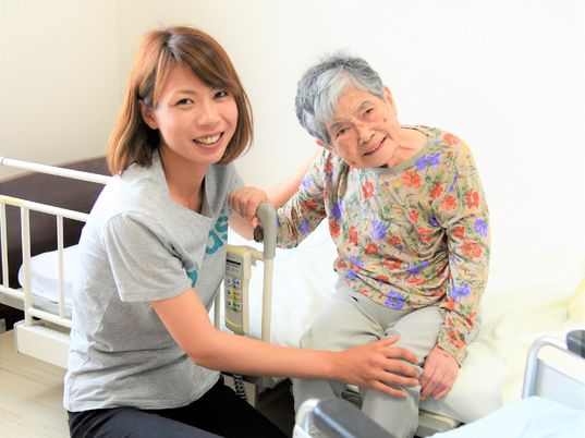 笑顔のケアスタッフと利用者