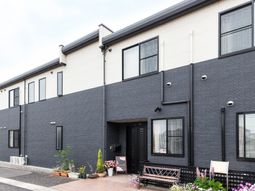 明るい外観の建物