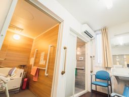 明るい居室の一角