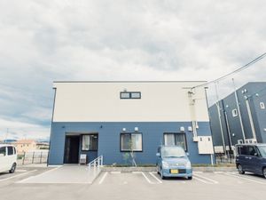 外観の青い建物