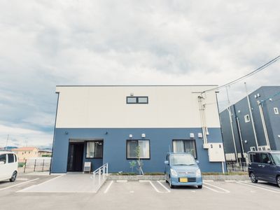 外観の青い建物
