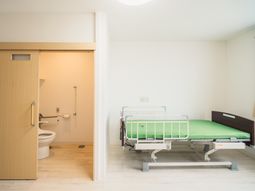 居室のベッドとトイレ