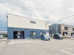 新築そうな外観の建物