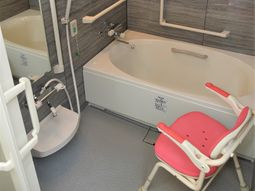 バリアフリー設計の浴室