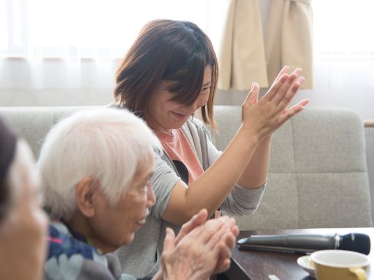 スタッフと高齢者の手拍子
