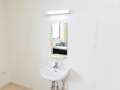 洗面台と鏡のある部屋