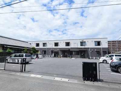明るい外観の建物