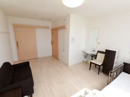 明るい居室の一角
