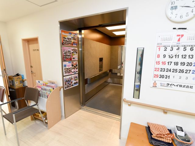 エレベーター付近の廊下 エレベーター ゆとりある廊下の設計で、通行に支障がなく、快適にご勤務いただける環境が整っています。