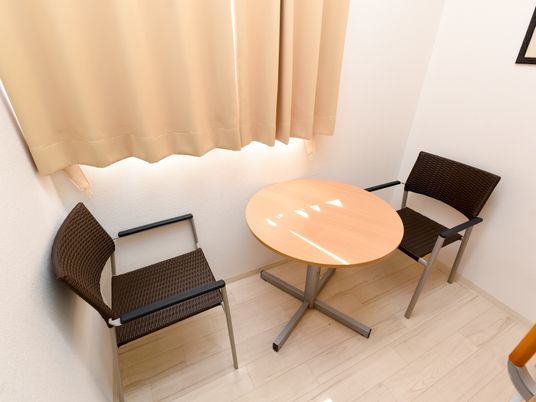 シンプルな居室のテーブルセット