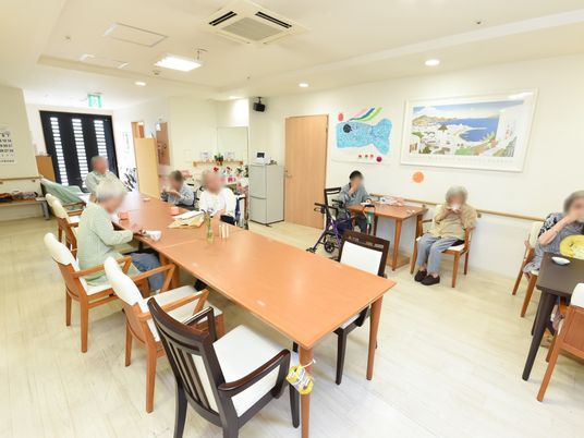 座っている人々のダイニング