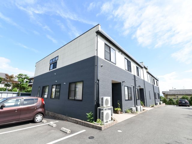 清潔感ある建物の外観 外観 清潔感があり、落ち着いた色合いの外壁が目を引く建築です。安心してお仕事できる環境がここにあります。