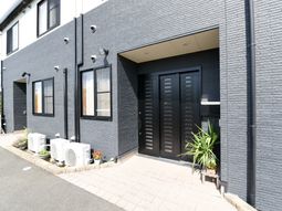 モダンな外観の建物入口