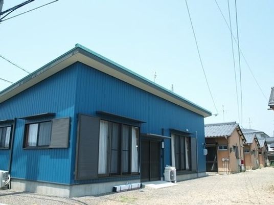 青い外観の建物
