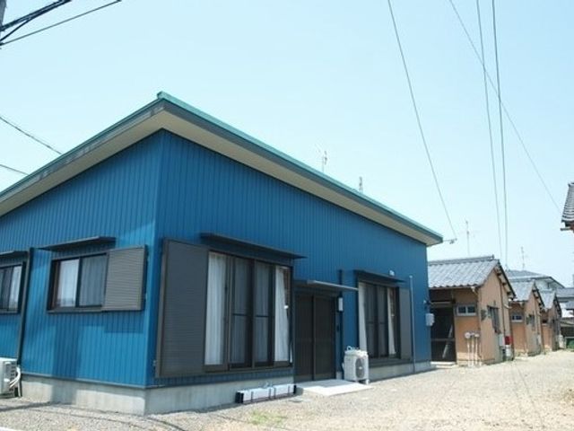 青い外観の建物 外観 落ち着いた色合いの外壁が特徴の建物です。周囲の環境と調和したデザインが印象的です。