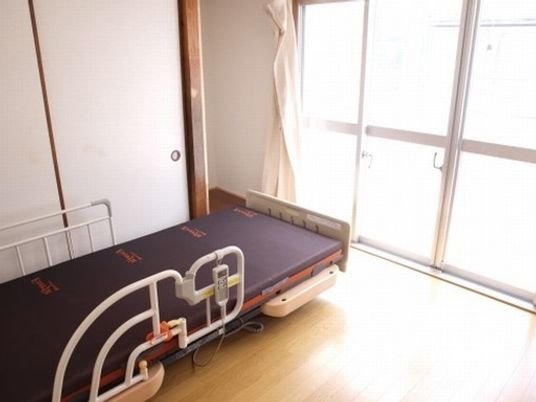 明るい居室の一角