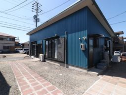 青色の建物外観