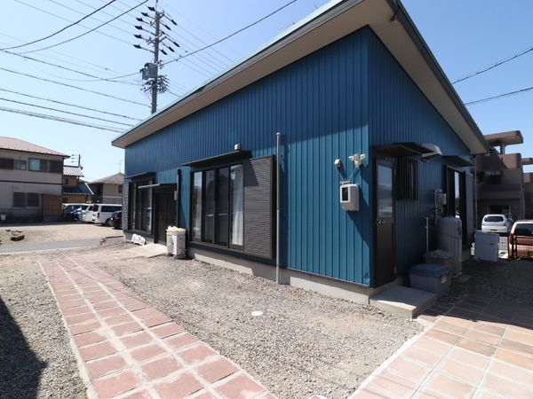 青色の建物外観