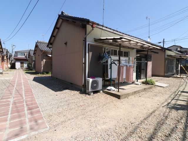 庭先の一軒家全景 外観 一軒家に設えられた庭は、散策や洗濯物を干すのにも適したスペースを有しており、ゆったりとした時間を過ごせます。