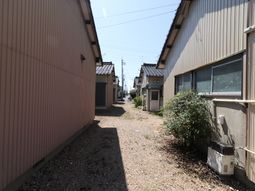 町並みの間の道