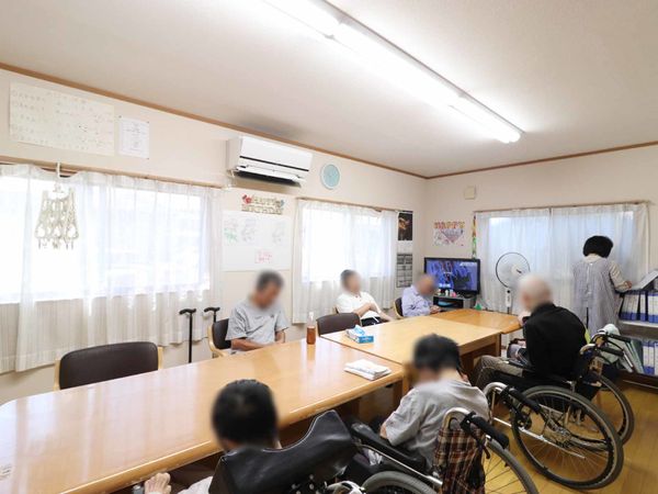 明るい居室の様子