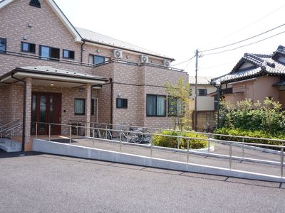 明るい施設のエントランス