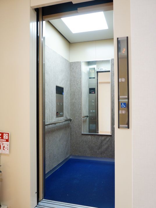 清潔な廊下と案内板