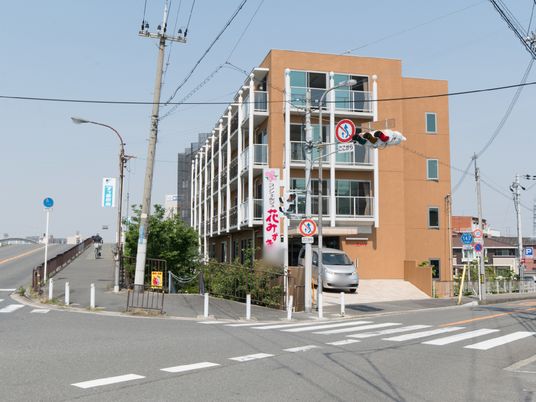 モダンな外観の建物