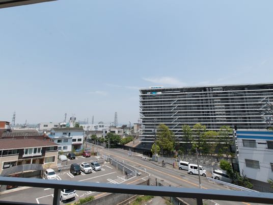 明るい日差しのバルコニー