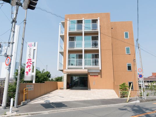 オレンジ色の建物外観