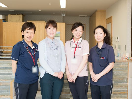 笑顔のスタッフ四人
